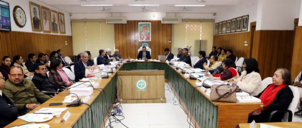 शैक्षणिक परिषद् की बैठक की अध्यक्षता करते कुलपति प्रो. नरसी राम बिश्नोई एवं उपस्थित सदस्यगण।