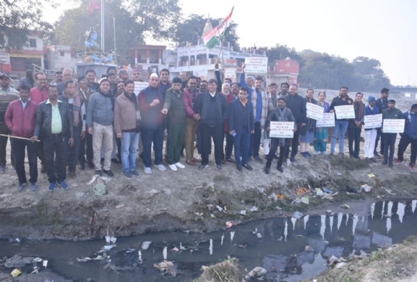 प्रदर्शन के दौरान कांग्रेसी