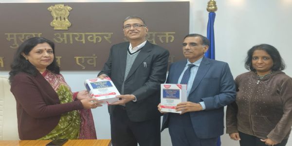 आयकर से संबंधित पुस्तक विमोचन कार्यक्रम में (बांए से) पश्चिम बंगाल और  सिक्किम की मुख्य आयकर आयुक्त सुरभि वर्मा गर्ग एवं सुप्रसिद्ध आय कर सलाहकार नारायण जैन,  सीए दिलीप लोयाल्का और श्रेया लोयाल्का।