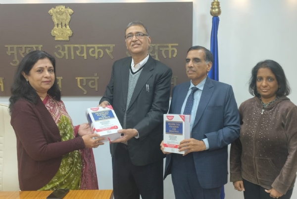 आयकर से संबंधित पुस्तक विमोचन कार्यक्रम में (बांए से) पश्चिम बंगाल और  सिक्किम की मुख्य आयकर आयुक्त सुरभि वर्मा गर्ग एवं सुप्रसिद्ध आय कर सलाहकार नारायण जैन,  सीए दिलीप लोयाल्का और श्रेया लोयाल्का।