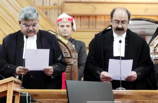 उत्तराखंड उच्च न्यायालय में सिद्धार्थ साह को अतिरिक्त न्यायाधीश के रूप में शपथ दिलाते मुख्य न्यायाधीश जी नरेंद्र।