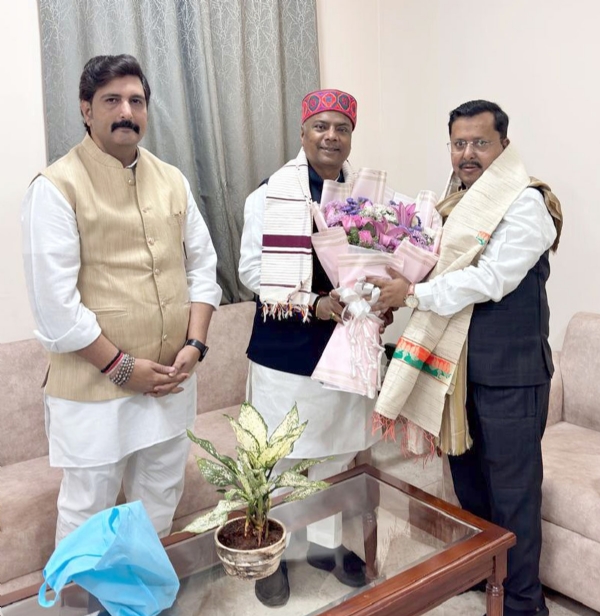 भाजपा राष्ट्रीय कार्यकारी अध्यक्ष नबीन काे मंत्री केदार कश्यप गुलदस्ता भेंट कर बधाई देते हुए