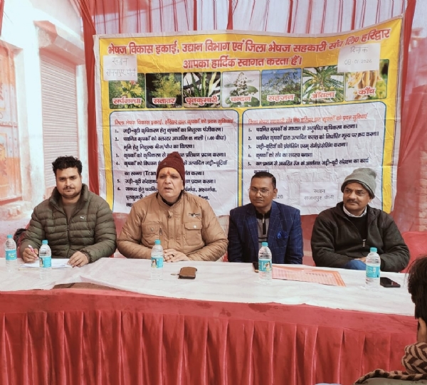 प्रशिक्षण देते अधिकारी