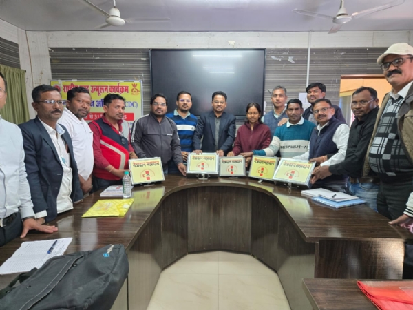 समीक्षा बैठक में उपस्थित शासकीय कर्मचारी व अन्य।