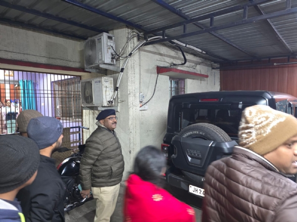 जांच करती पुलिस