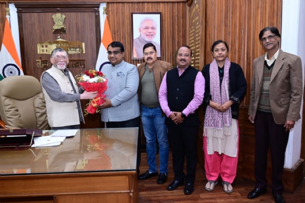 ज्ञापन सौंपते मंच के सदस्‍य और राज्‍यपाल की तस्‍वीर