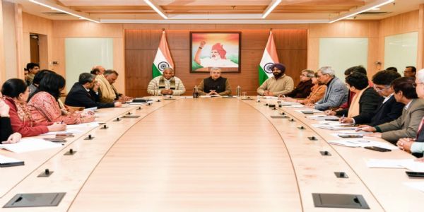 रेल मंत्री अश्विनी वैैष्णव गुरुवार को रेल भवन में बैठक के दौरान