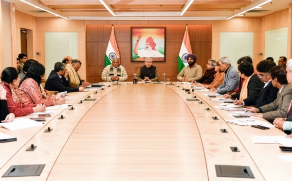 रेल मंत्री अश्विनी वैैष्णव गुरुवार को रेल भवन में बैठक के दौरान