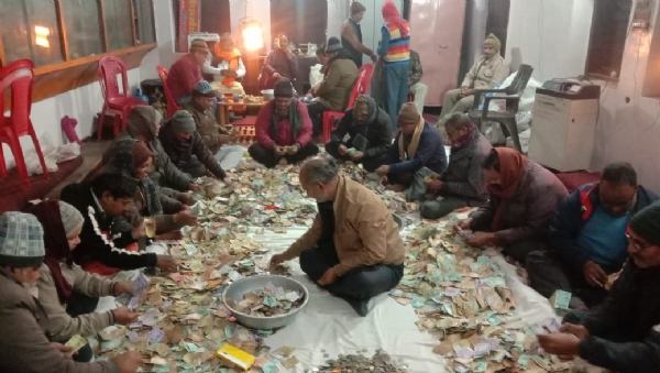 दानपात्रों की गणना करते राजस्वकर्मी। दानपात्रों की गणना करते राजस्वकर्मी।