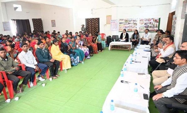 उपमुख्यमंत्री शर्मा पुनर्वासित युवक-युवतियों से मुलाकात की