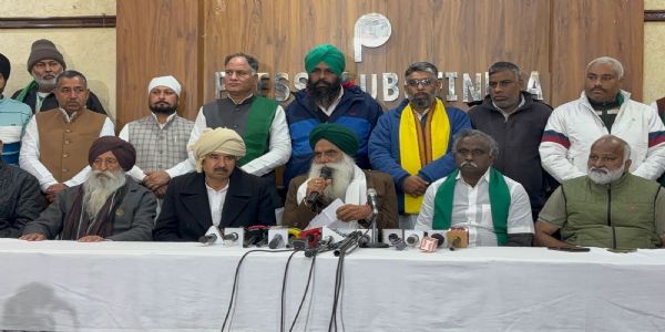 एसकेएम की प्रेस वार्ता में किसान नेता जगजीत सिंह डल्लेवाल व अन्य