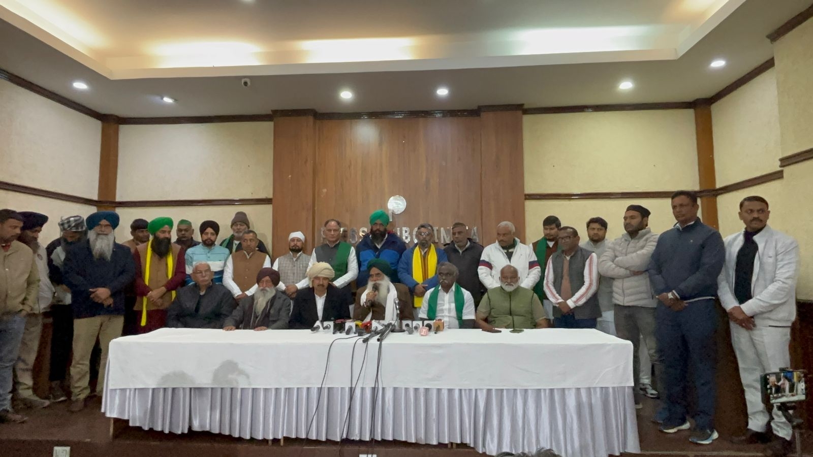 एसकेएम की प्रेस वार्ता में किसान नेता जगजीत सिंह डल्लेवाल व अन्य