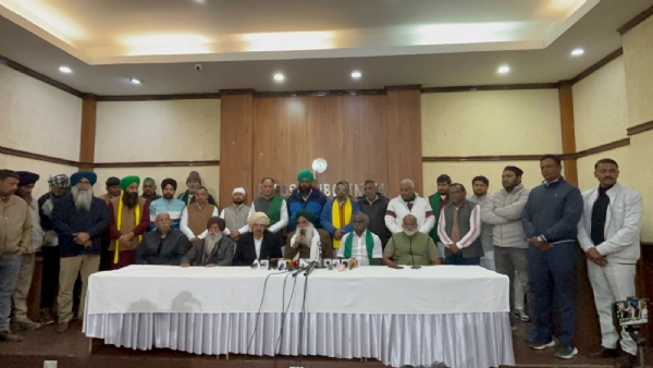 एसकेएम की प्रेस वार्ता में किसान नेता जगजीत सिंह डल्लेवाल व अन्य