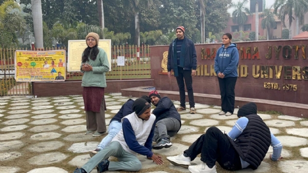 एमजेपीआरयू परिसर में सड़क सुरक्षा माह के तहत नुक्कड़ नाटक प्रस्तुत करते एनएसएस व रोड सेफ्टी क्लब के छात्र-छात्राएं।