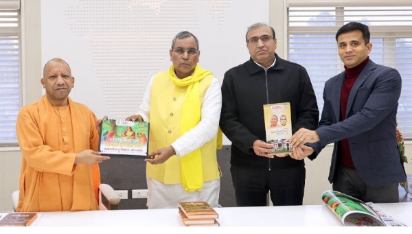 मुख्यमंत्री को कैलेंडर भेंट करते मंत्री ओम प्रकाश राजभर