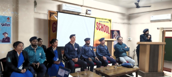 भारत स्काउट गाइड का अध्यापकों के लिए पांच दिवसीय कोर्स के पहले दिन शिक्षकों को संबोधित करते सुरेंद्र वर्मा।