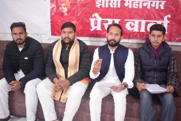 पत्रकारों से वार्ता करते पत्रकारों से वार्ता करते