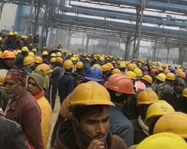 घटना स्थल पर लगी भीड़