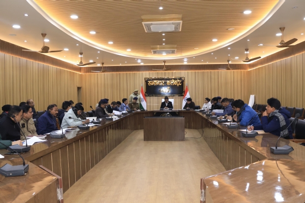 जिलाधिकारी अविनाश सिंह बैठक के दौरान चैकिंग प्वाइंट पर तैनात अधिकारियों/कर्मचारियों को निर्देश देते हुए। अच्छे कार्य करने वालों को पुरस्कृत किया जाएगा।