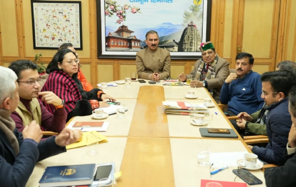 मुख्यमंत्री बैठक की अध्यक्षता करते हुए मुख्यमंत्री बैठक की अध्यक्षता करते हुए