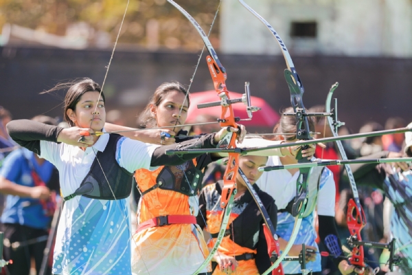 निशाना साधती खिलाडियाें की तस्‍वीर