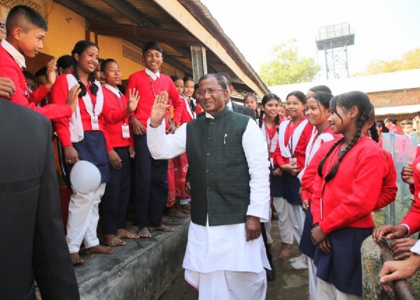 असमः मोरीगांव जिलांतर्गत कुमोई आंचलिक सेकेंडरी स्कूल के विद्यार्थियों से बातचीत करते राज्यपाल लक्ष्मण प्रसाद आचार्य
