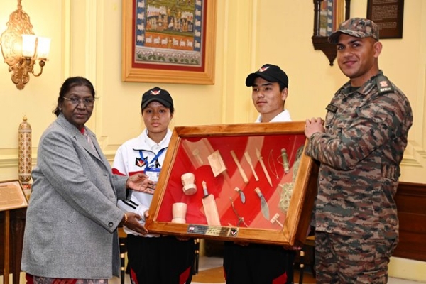 अरुणाचल प्रदेश से आए छात्र गुरुवार को राष्ट्रपति द्रोपदी मुर्मु को स्मृति-चिह्न भेंट करते हुए अरुणाचल प्रदेश से आए छात्र गुरुवार को राष्ट्रपति द्रोपदी मुर्मु को स्मृति-चिह्न भेंट करते हुए