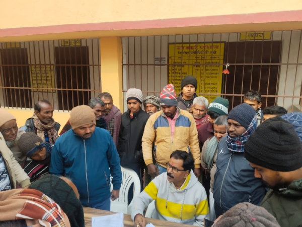 निरिक्षण करते हुए सचिव