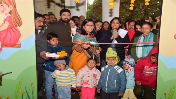 कलेक्टर ने नन्हे-मुन्ने बच्चों के साथ किया केन्द्र का शुभारंभ
