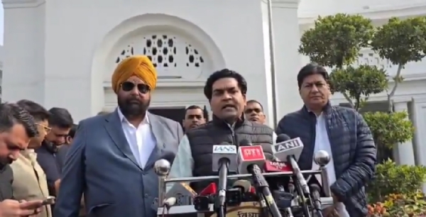 दिल्ली विधानसभा परिसर में गुरुवार को पत्रकारों को संबोधित करते  कैबिनेट मंत्री कपिल मिश्रा