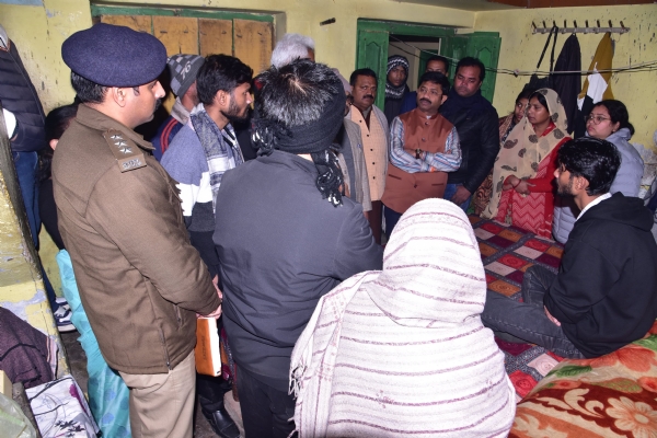 प्रयागराज के फूलपुर थाना क्षेत्र के जमीला बाद में पीड़ित कारोबारी की हाल चाल पूछते मंत्री नंदी का छाया चित्र