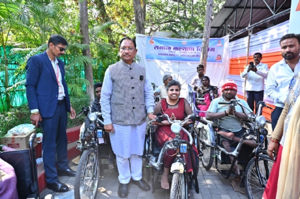 मुख्यमंत्री विष्णु देव साय दिव्यांग बीरे को बैटरी चालित ट्राइसिकल  प्रदान करते हुए