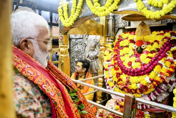 मां विंध्यवासिनी का दर्शन करते जलशक्ति मंत्री स्वतंत्रदेव सिंह।