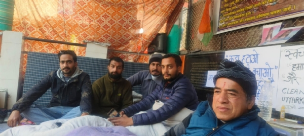 नगरपालिका उत्तरकाशी में कूड़ा निस्तारण को लेकर धरना देते हुए नगरपालिका उत्तरकाशी में कूड़ा निस्तारण को लेकर धरना देते हुए