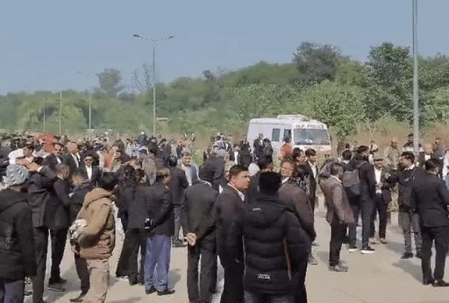 कोर्ट परिसर के बाहर लगी भीड़