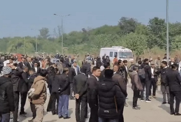 कोर्ट परिसर के बाहर लगी भीड़