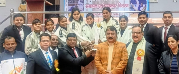 सम्मानित होने के बाद विजय ट्रॉफी के साथ मुरादाबाद मंडल महिला जूडो टीम।