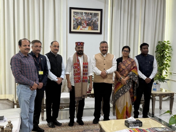 शिक्षा मंत्री रोहित ठाकुर तेलंगाना के मुख्यमंत्री कमव अधिकारियों संग