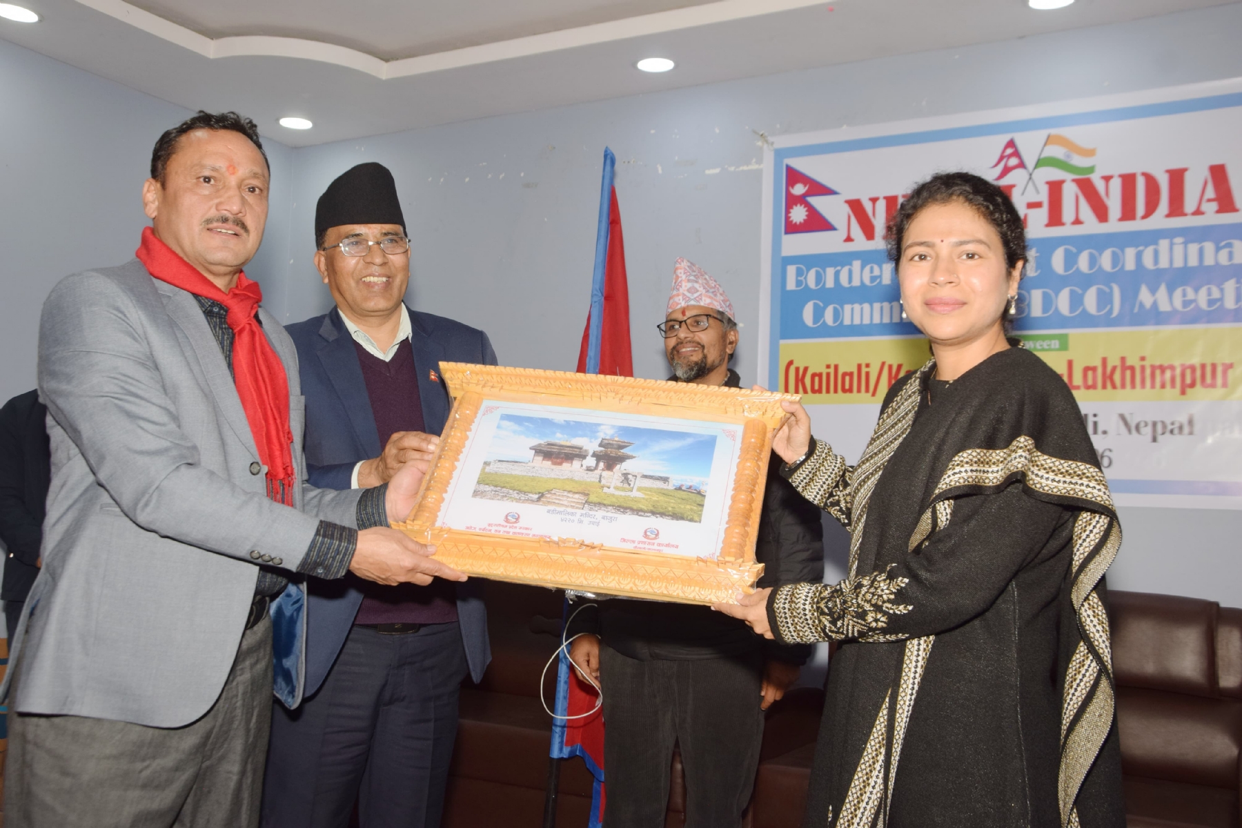 खीरी डीएम दुर्गा शक्ति नागपाल को सम्मानित करते कैलाली जिलाधिकारी