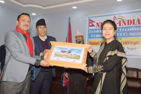 खीरी डीएम दुर्गा शक्ति नागपाल को सम्मानित करते कैलाली जिलाधिकारी