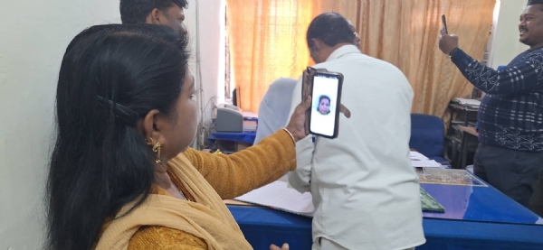 कोरबा : ऑनलाइन अटेंडेंस व्यवस्था से बढ़ी कार्यालयीय अनुशासन और पारदर्शिता, सभी विभागों में समयपालन का दिख रहा असर कोरबा : ऑनलाइन अटेंडेंस व्यवस्था से बढ़ी कार्यालयीय अनुशासन और पारदर्शिता, सभी विभागों में समयपालन का दिख रहा असर