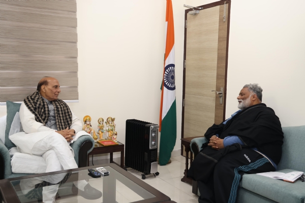 राजनाथ सिंह से मुलाकात करते हुए