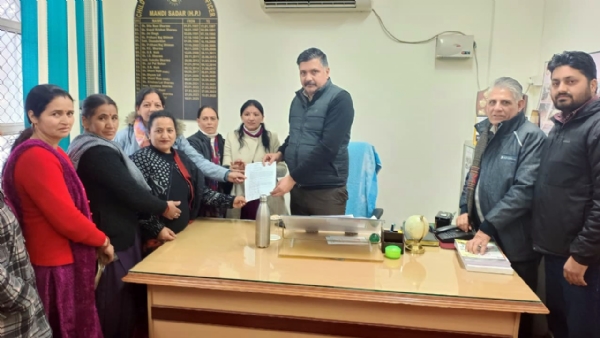 हर्षा को न्याय देने की मांग को लेकर ज्ञापन सौंपते हुए यूनियन के पदाधिकारी।