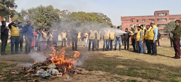मुरादाबाद इंस्टिट्यूट ऑफ़ टेक्नोलॉजी में क्षमता निर्माण प्रशिक्षण शिविर में आग बुझाते वार्डन। मुरादाबाद इंस्टिट्यूट ऑफ़ टेक्नोलॉजी में क्षमता निर्माण प्रशिक्षण शिविर में आग बुझाते वार्डन।