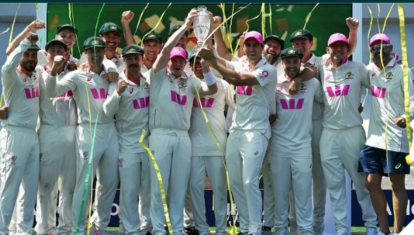 एशेज ट्रॉफी के साथ जश्न मनाती ऑस्ट्रेलिया की टीम