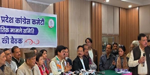 प्रदेश कांग्रेस प्रभारी कुमारी सैलजा पत्रकारों से बातचीत करती।