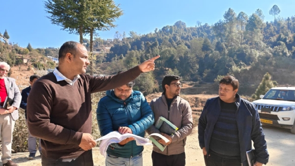 निर्माणाधीन जिला जेल का निरीक्षण करते जिलाधिकारी