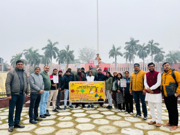 एमजेपीआरयू परिसर में सड़क सुरक्षा माह के तहत नुक्कड़ नाटक प्रस्तुत करते एनएसएस व रोड सेफ्टी क्लब के छात्र-छात्राएं।