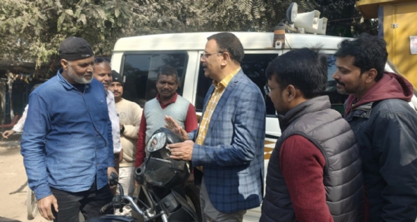 जागरूकता अभियान चलाते अधिकारी