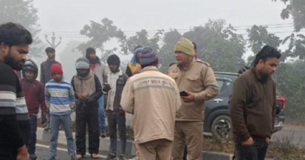 सड़क हादसे के बाद मौके पर पहुंची पुलिस और क्षतिग्रस्त बाइक सड़क हादसे के बाद मौके पर पहुंची पुलिस और क्षतिग्रस्त बाइक